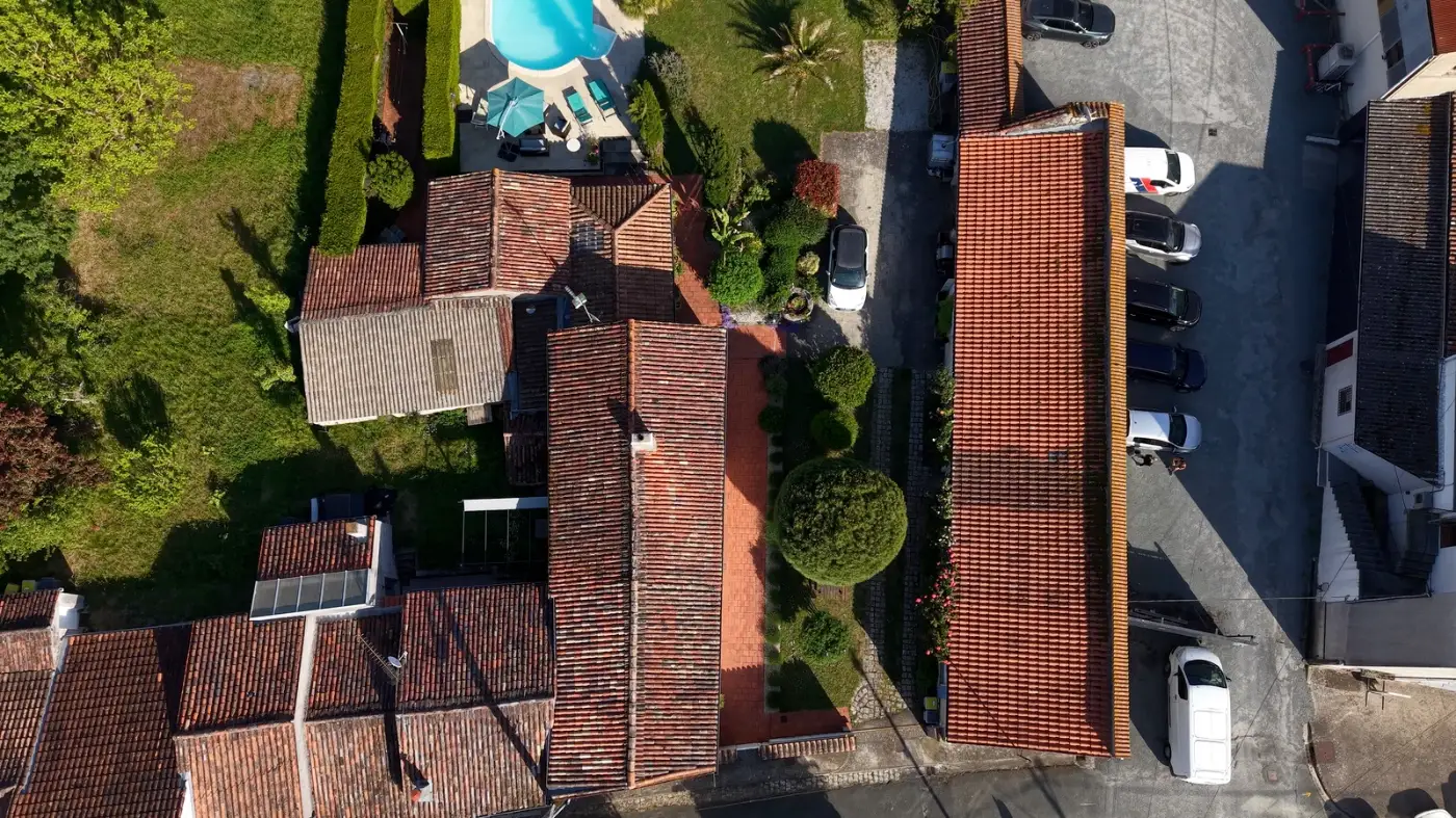 Vue zénithale des toits et de la piscine