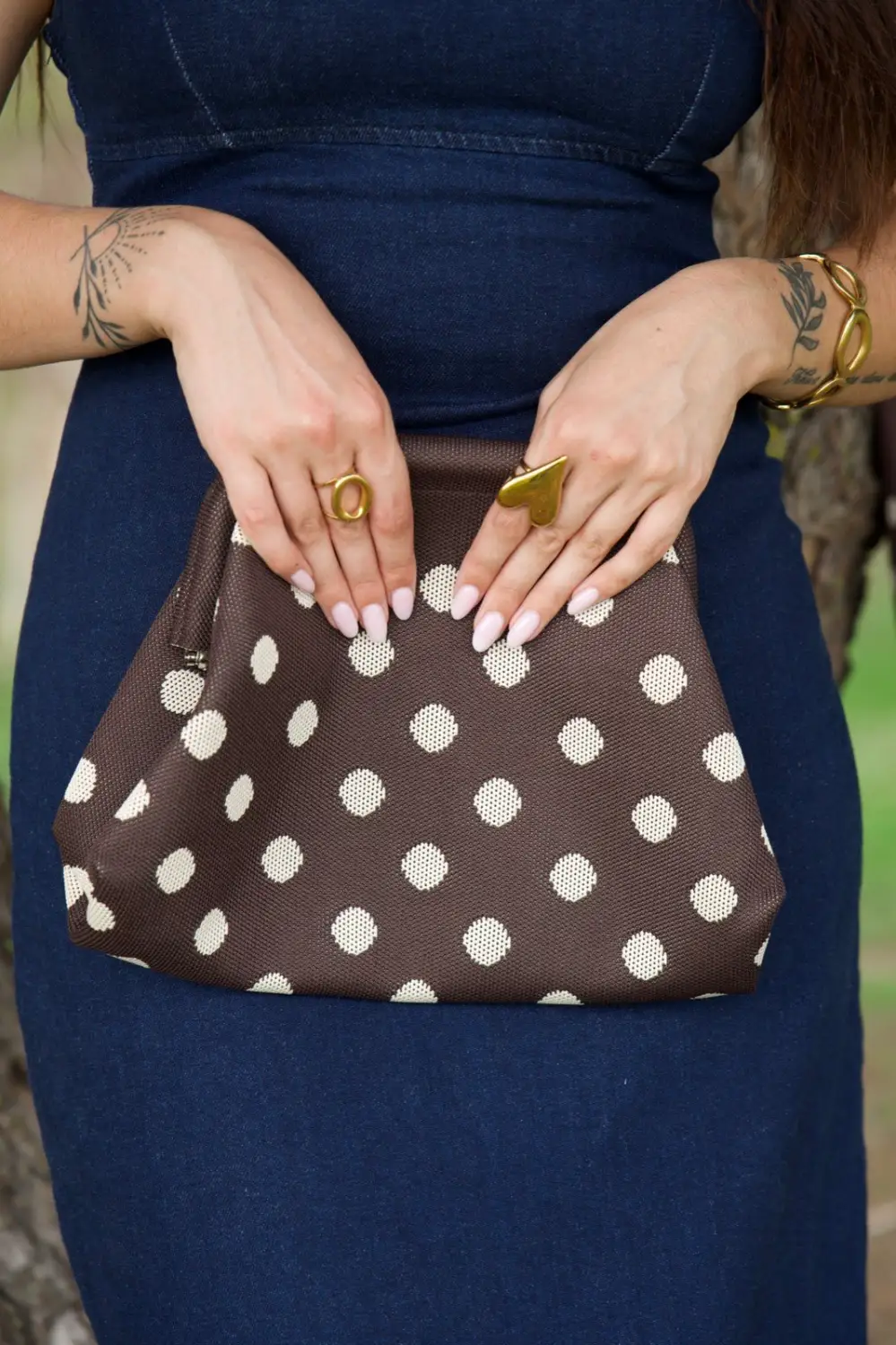 Gros plan sur les mains et le sac à pois